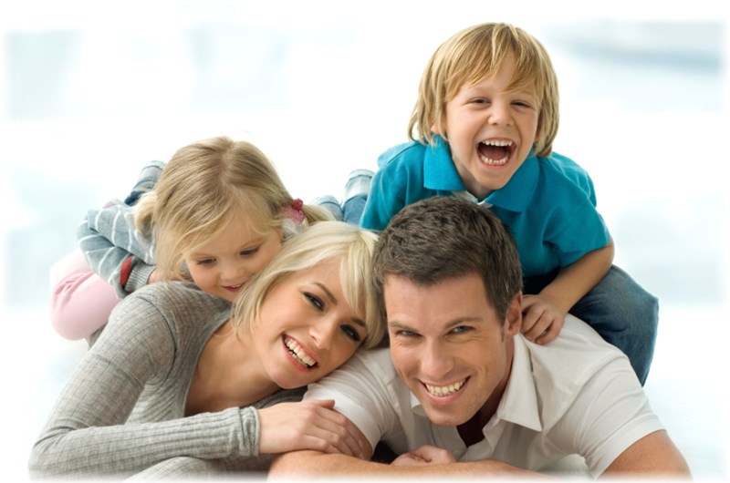 szczęśliwa rodzina:mąż, żona i dzieci chłopczyk i dziewczynka